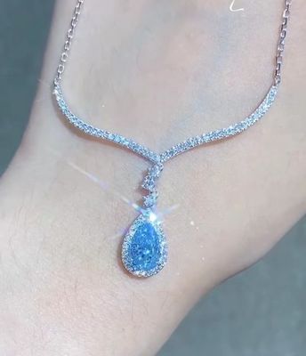 Blue Pear Laboratuvarı 1.5 karatlık elmas kolye üretti.