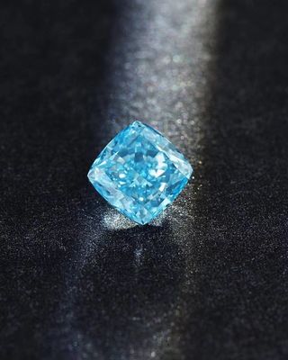 Gevşek CVD Laboratuvarında Yetiştirilen Sentetik Fantezi Canlı Mavi Elmas Yastık Şekli 2.25ct IGI Sertifikalı