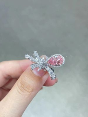 Laboratuvarda yetiştirilmiş açık pembe armut şekli CVD sentetik elmas yüzük 18 karat beyaz altın yüzükler