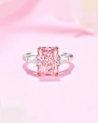 18 karat Beyaz Altın Sentetik Elmas Yüzük Büyük Boyut 4.31ct Şık Pembe Parlak Kesilmiş Elmas