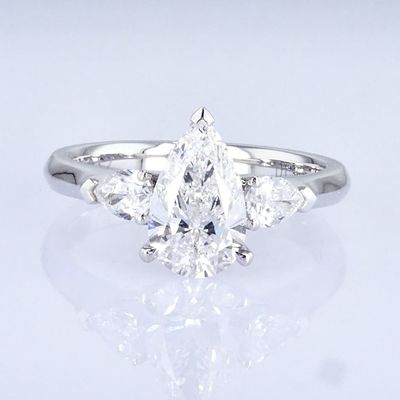 Klasik Tasarım Pear Shape Diamond Ring Üç Taş Tarzı Beyaz Laboratuvar Büyümüş Elmas Yüzük