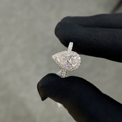 18k kültürlü beyaz elmas kadın yüzüğü 1.53ct E VS1 Pear şekli tam elmas bezel seti stili