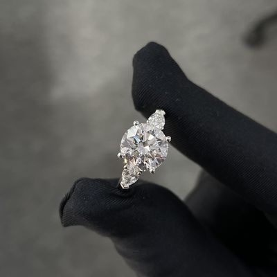 Laboratuvarda yetiştirilmiş elmas yüzükler 3.01ct CVD Beyaz F VS2 Üç taşlı stil yuvarlak