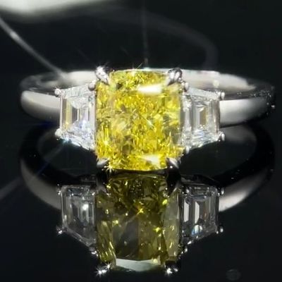 1.22ct Laboratuvarda yetiştirilmiş elmas yüzüğü Sarı Elmas Üç Taş Tarzı Özel Yapılmış Mücevher